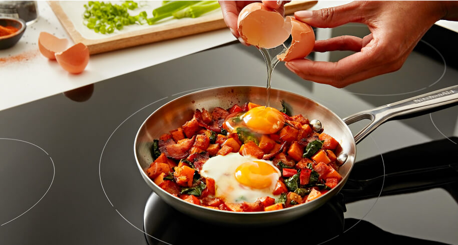 Une personne qui cuisine sur une table de cuisson à induction.