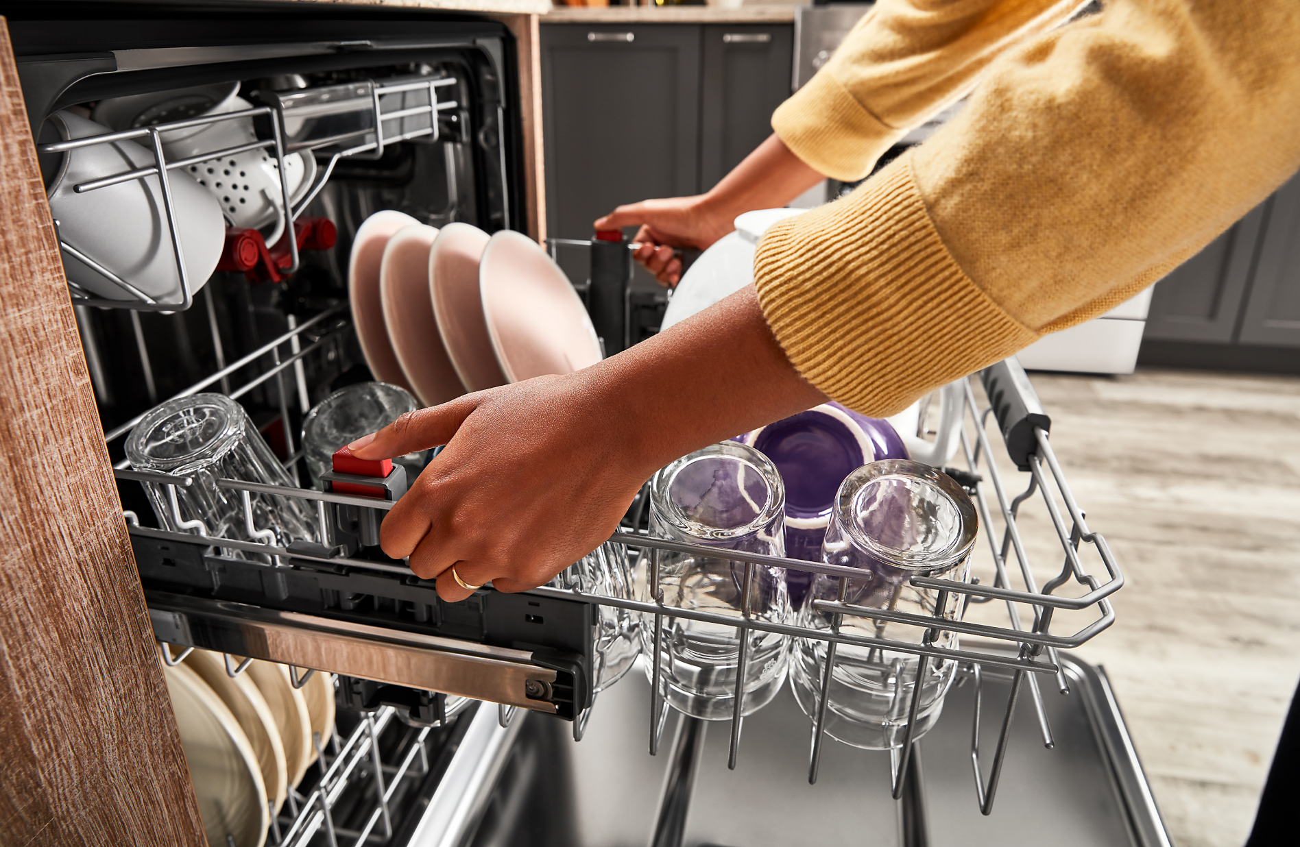 Чистить посудомоечную машину. Робот прочищает посудомойку. Посудомойка для ресторана. Кастрюля в посудомоечной машине. Как отмыть посудомойку