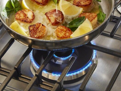 Food cooking over dual-ring gas burner