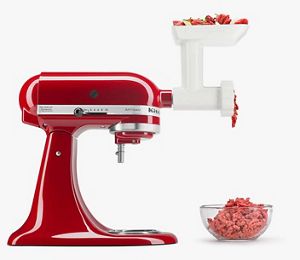 Una batidora KitchenAid color rojo cereza con el aditamento Molino de Carnes.