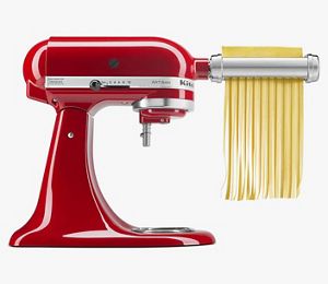 Una batidora KitchenAid color rojo cereza con el aditamento de Molino de Pasta.