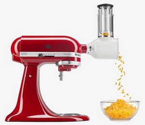 Una batidora KitchenAid color rojo cereza con el aditamento Cortador y Laminador para vegetales.