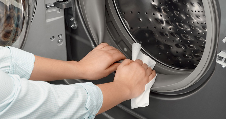 Wiping interior of washing machine door