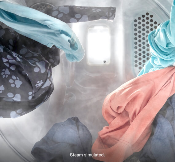 Une vue intérieure de vêtements séchant dans une sécheuse Maytag® à vapeur