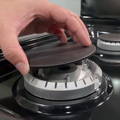 https://kitchenaid-h.assetsadobe.com/is/image/content/dam/business-unit/maytag/en-us/marketing-content/site-assets/page-content/oc-articles/how-to-clean-gas-stove-grates-burners/how-to-clean-gas-stove-grates-burners_Step1-4-1.jpg?fit=constrain&fmt=jpg&wid=2875