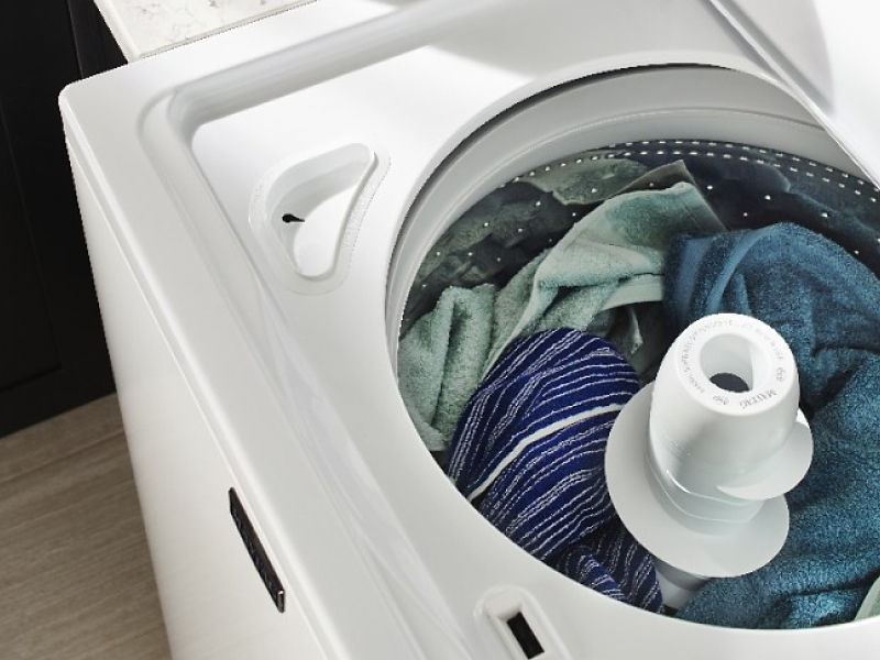 Laundry in an agitator washer
