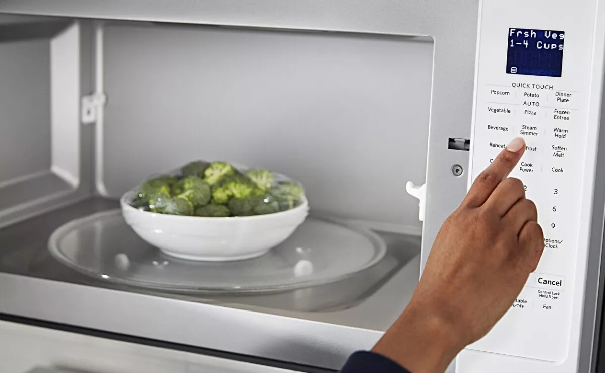 Steaming Fresh or Frozen Broccoli in the Microwave