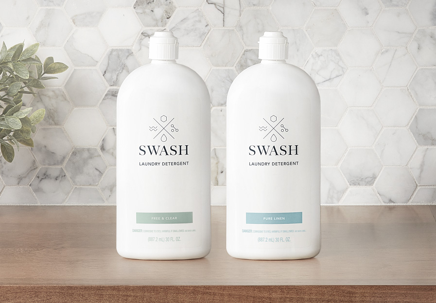 Deux différentes bouteilles de Swash disposées sur un comptoir.
