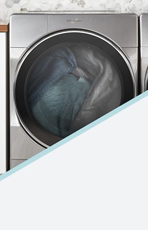 Une écharpe en tricot bleue en train d’être lavée dans une laveuse à chargement vertical