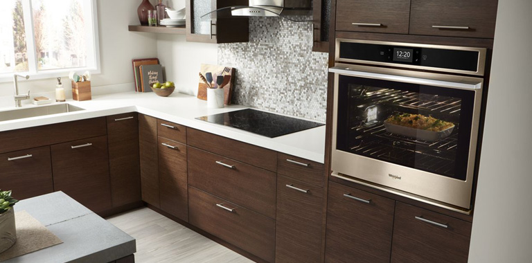 Whirlpool Built-In Single Oven In Modern Kitchen