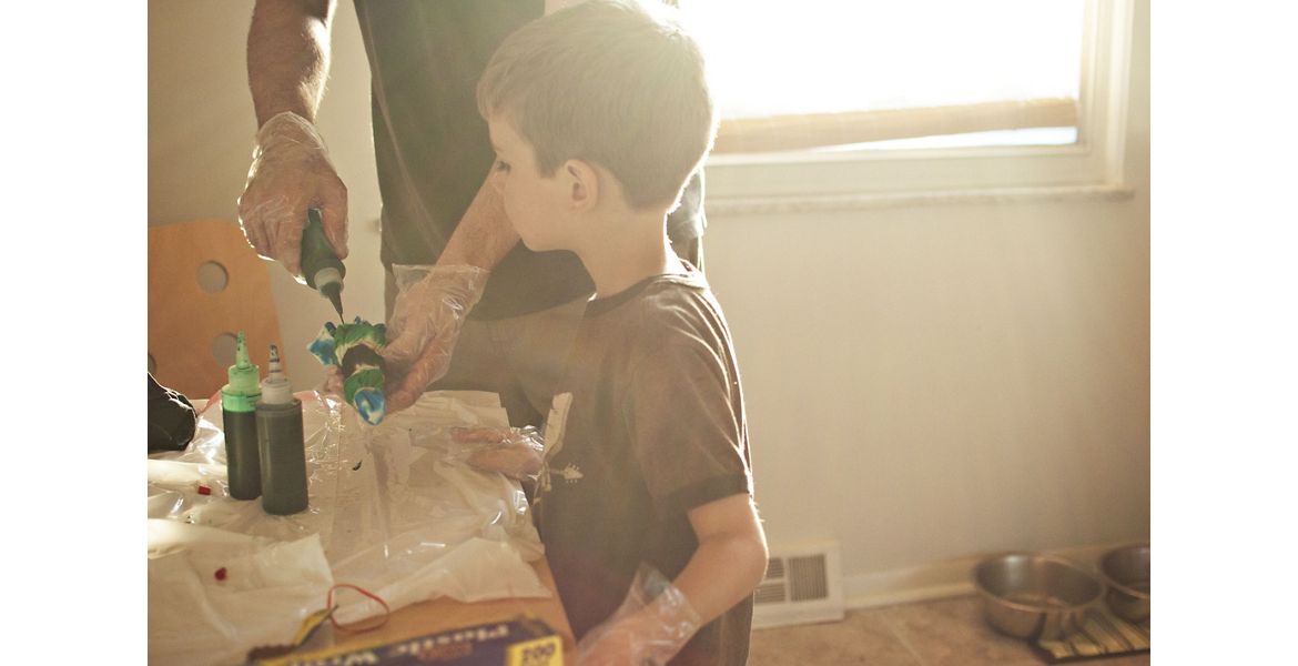 Removing oil-based paints from clothes