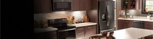 光滑的厨房设有惠而浦®不锈钢冰箱。