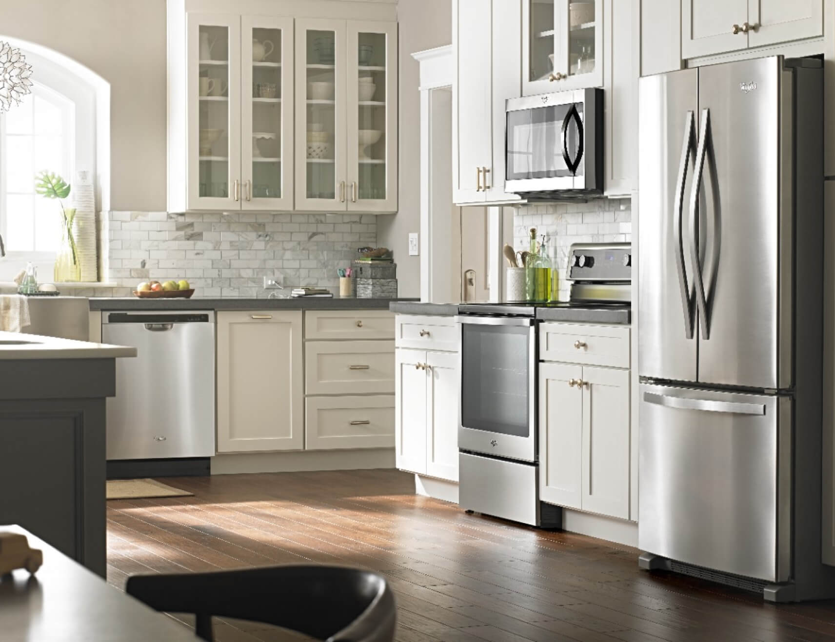 A Whirlpool® Kitchen Suite with light cabinets