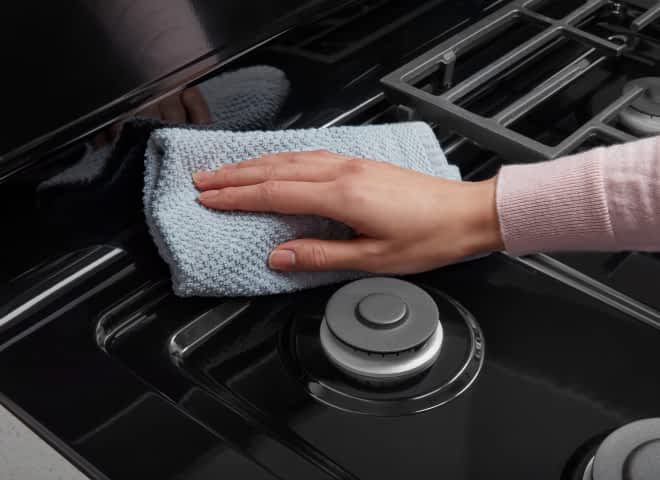 A Whirlpool® Range with an Upswept SpillGuard™ Cooktop