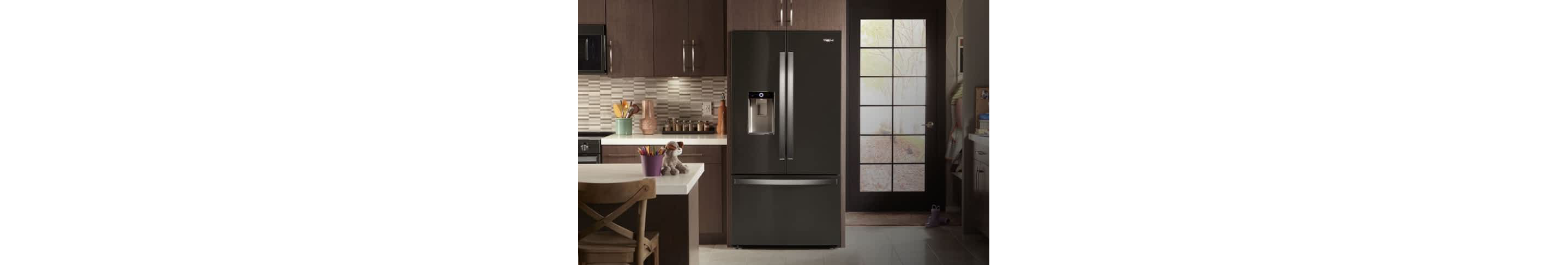 黑色不锈钢法式冷藏柜，厨房里有棕色橱柜