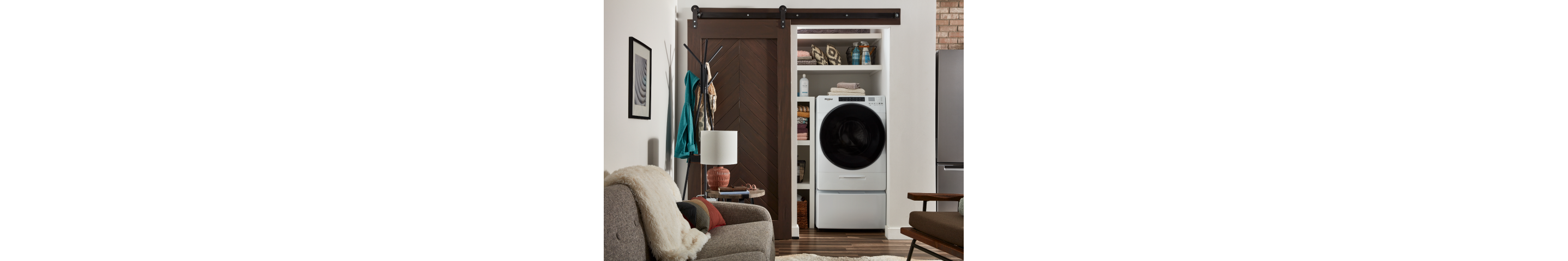 白色惠而浦®All-In-One洗衣机和烘干机内的衣柜与滑动谷仓门