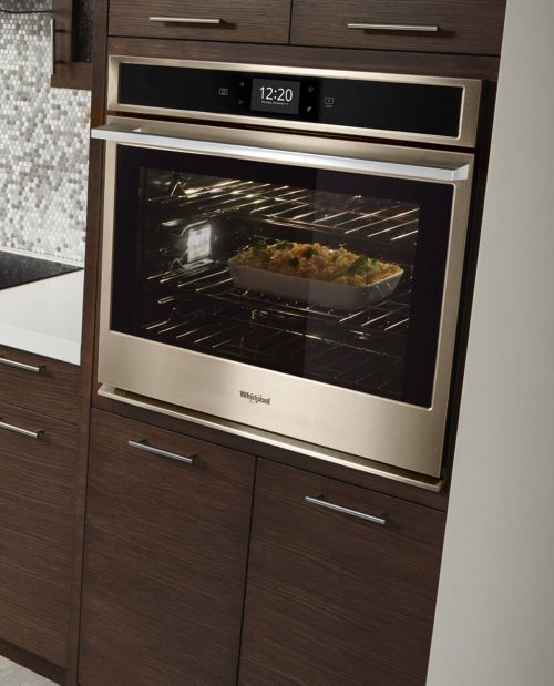 Choisissez des fours muraux Whirlpool pour servir votre repas plus rapidement.