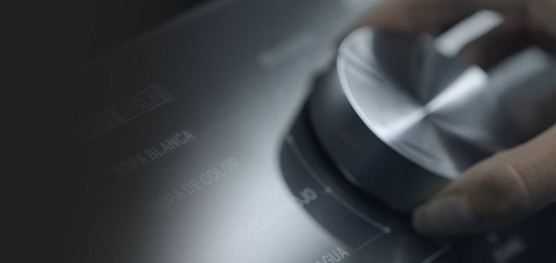 Un bote rojo vaciando detergente liquido en el dispensador Load & Go, de una lavadora Whirlpool con que te permite almacenar detergente y suavizante hasta para 40 cargas.
