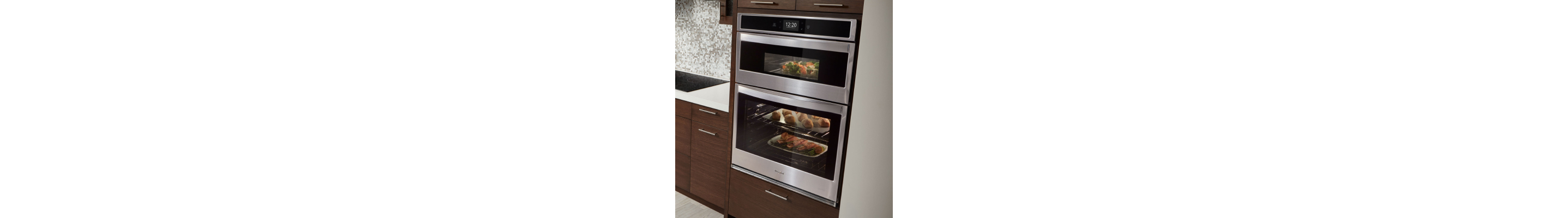 惠而浦®不锈钢组合墙烤箱设置成木质完成橱柜。