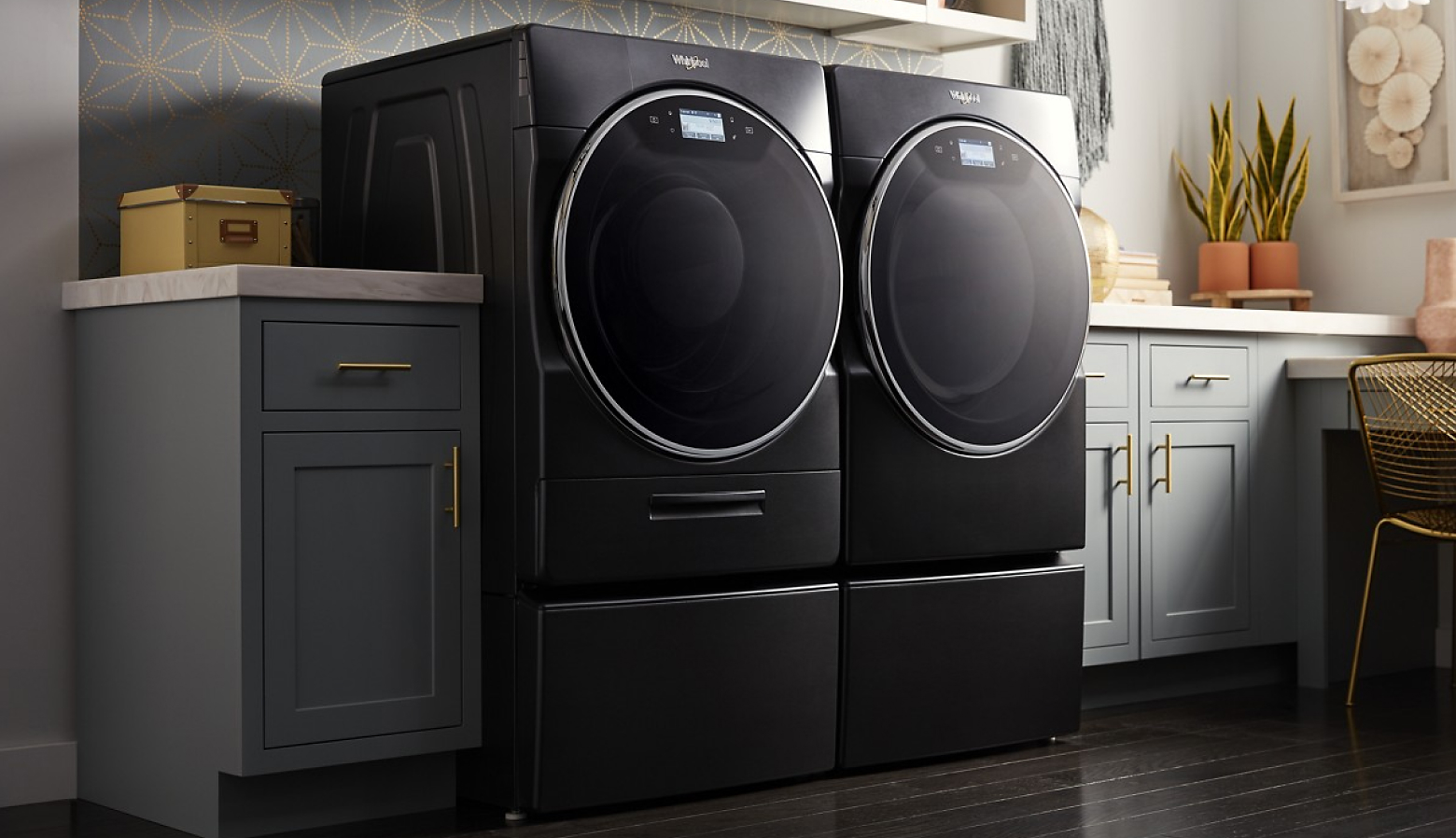 现代洗衣房中的前置洗衣机和烘干机