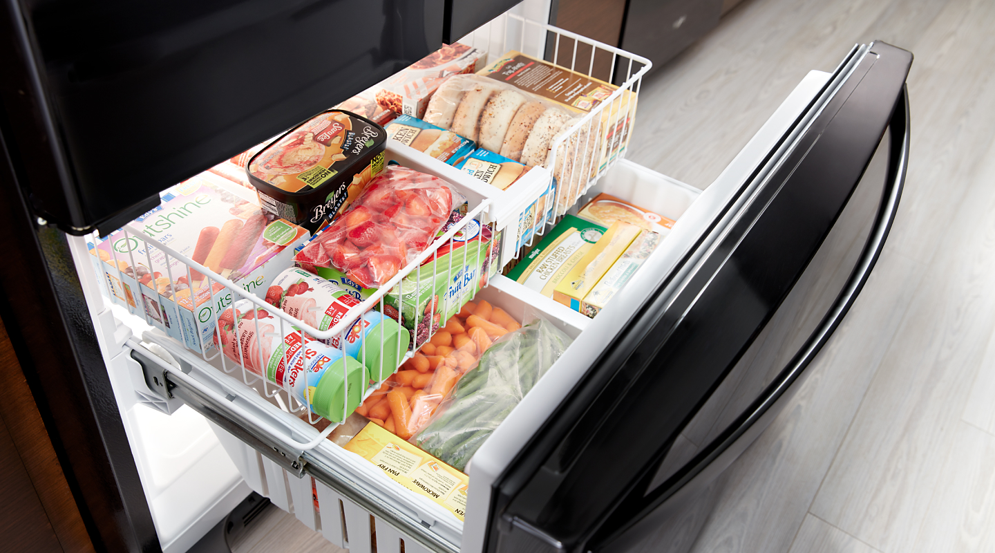 冰淇淋、面包、蔬菜和冷冻食品放在冰箱里。