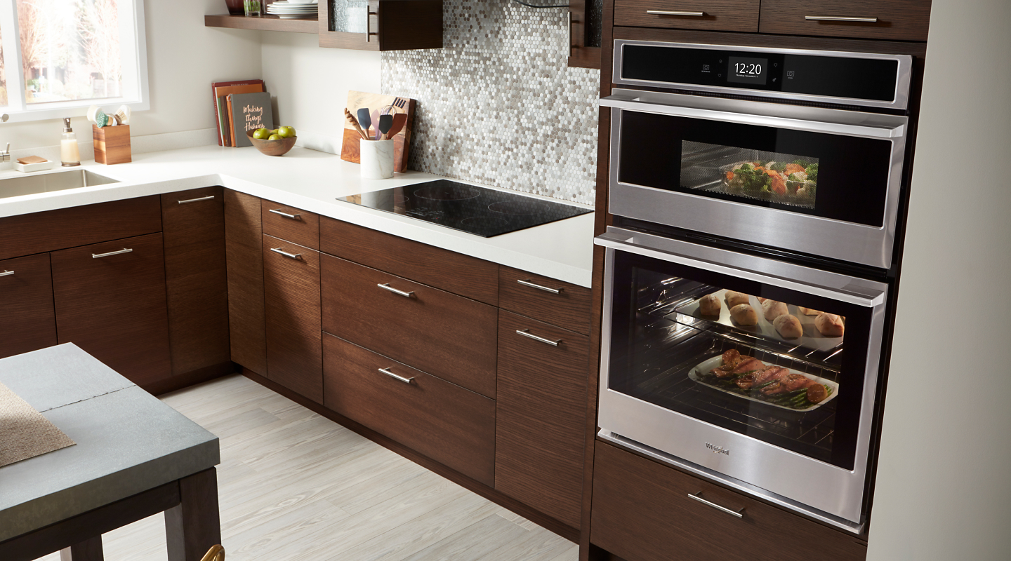 惠而浦品牌组合壁式烤箱和微波炉内的食物