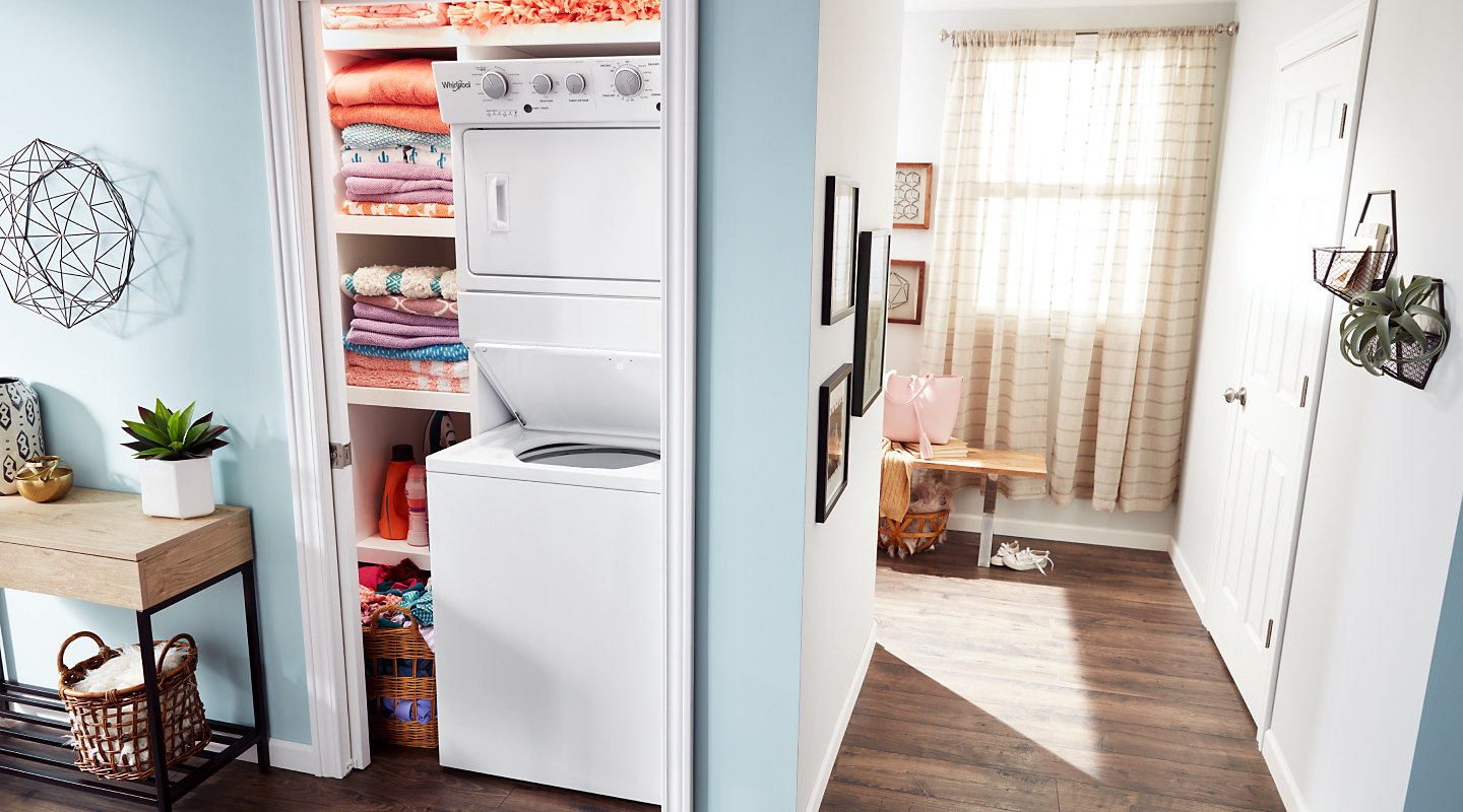 白色惠而浦®堆叠洗衣机和烘干机单元内的衣柜