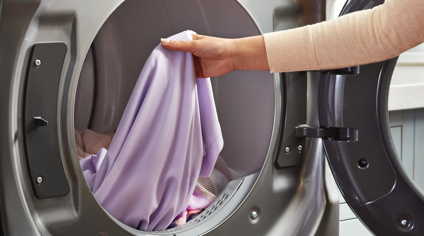 紫色的丝绸衣服干燥器中的一个项目。