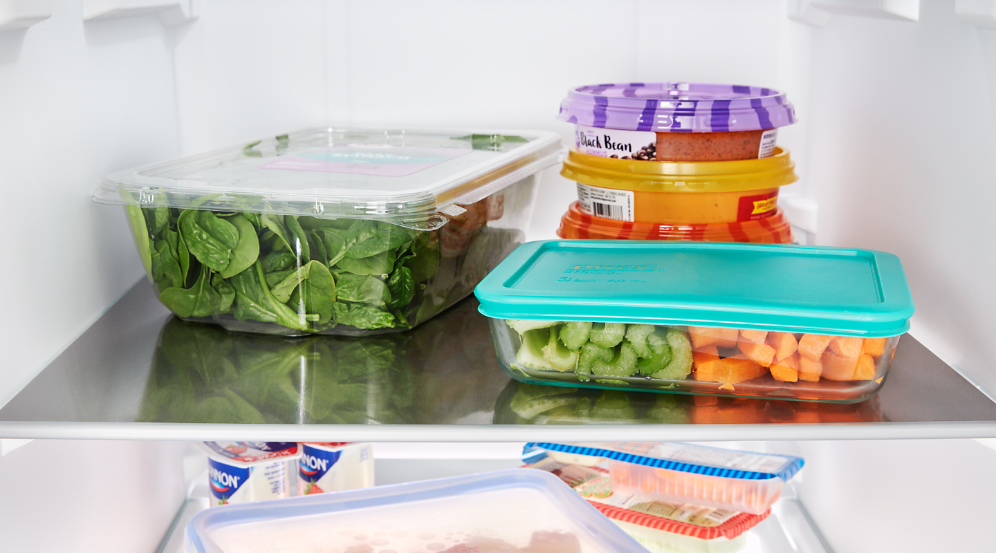 新鲜的食材储存在冰箱里