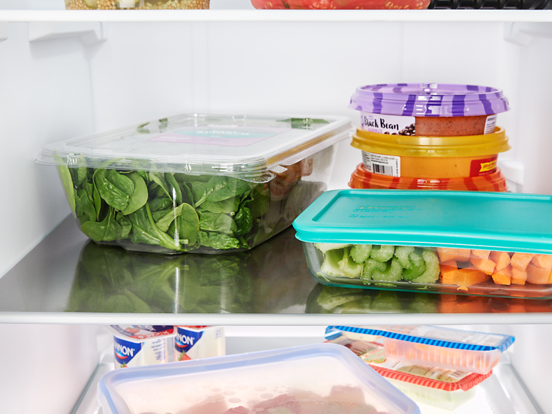 新鲜的食材储存在冰箱里