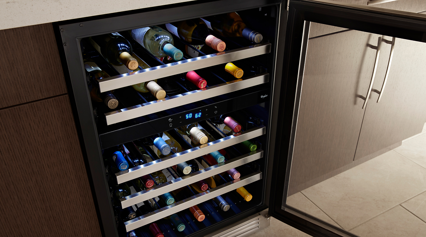 储存在葡萄酒冰箱各个层次的酒瓶