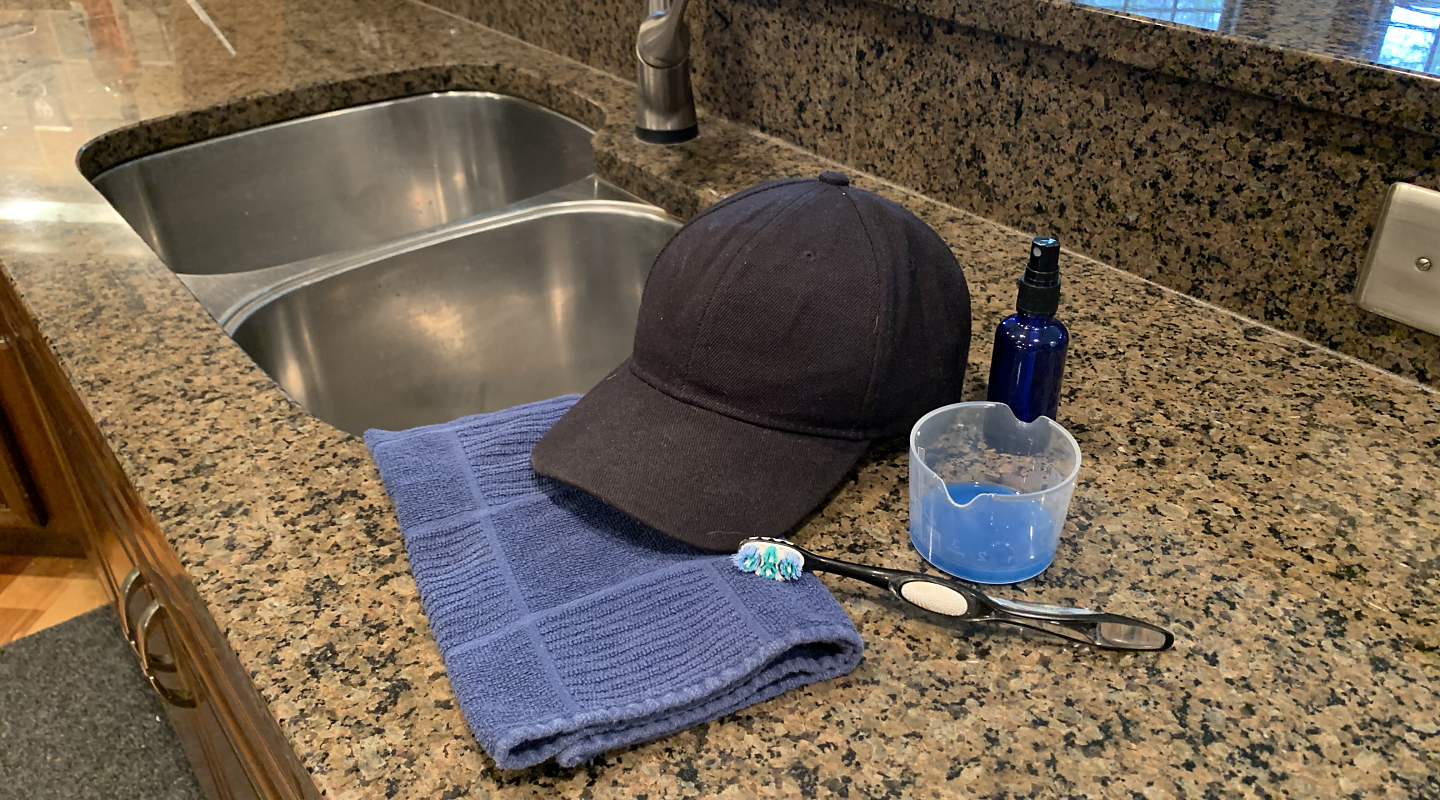一块黑布棒球帽在台面的牙刷,毛巾,清洁用品