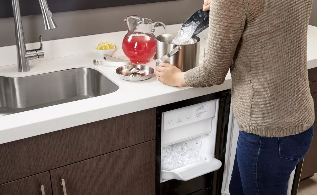 This  Countertop Ice Maker Machine Is Made For Hosts Who