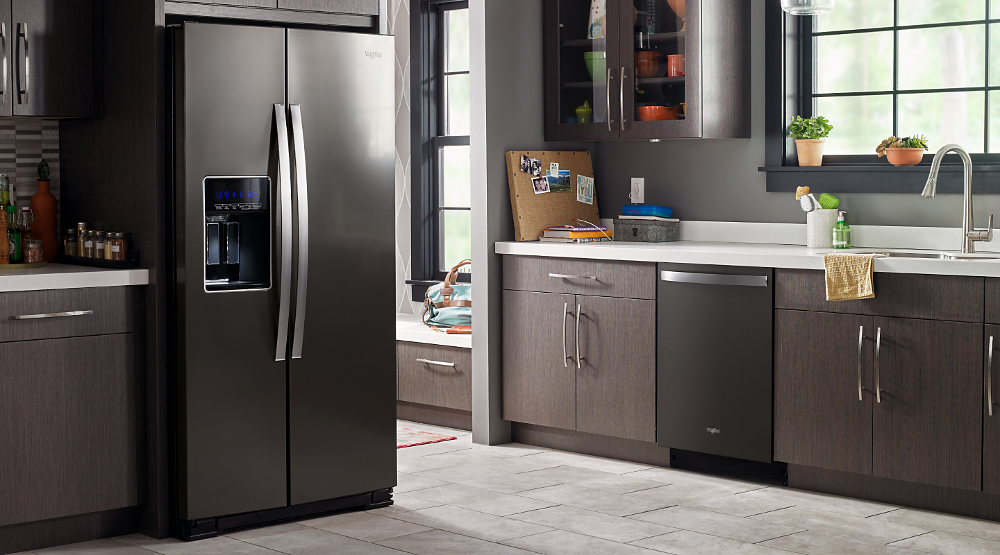 带棕色橱柜和惠而浦®冰箱和洗碗机的现代厨房