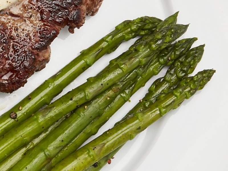 Cooked meat and asparagus