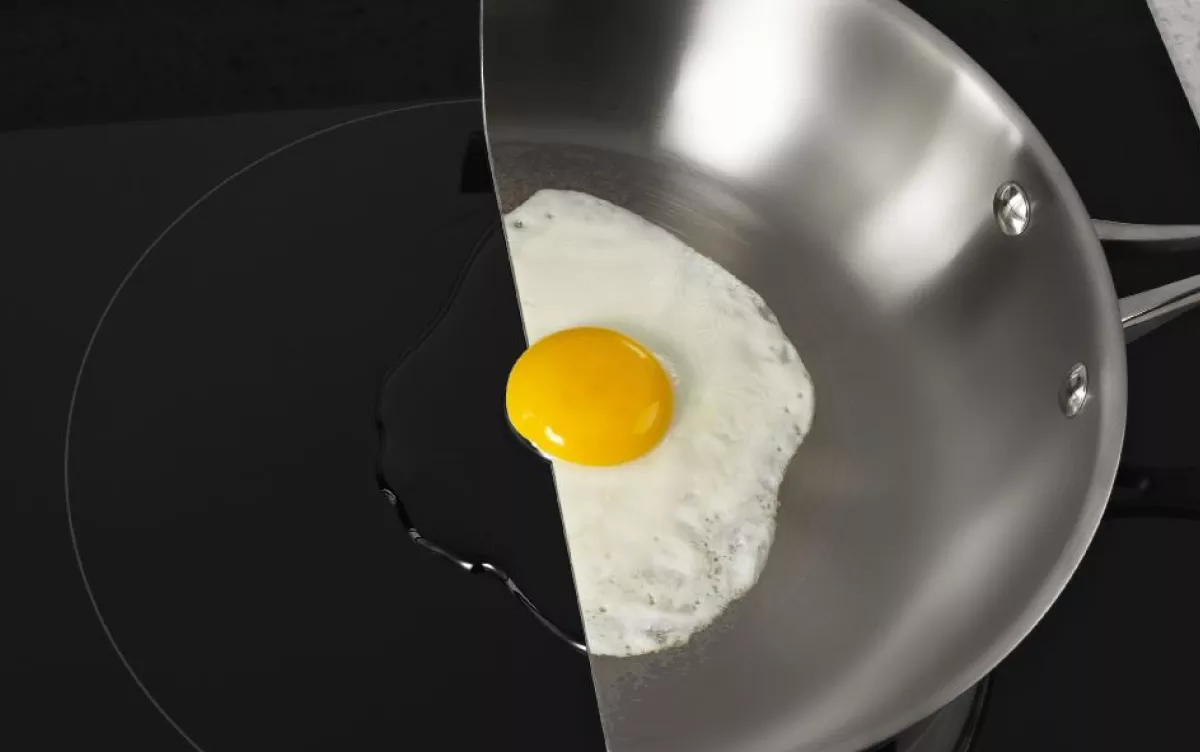 Induction cooker - An Egg is fried on a half pan - physical