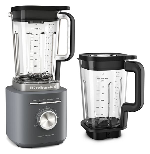 Mélangeur Pure Puissance KitchenAid® avec un pichet en plastique de 68 oz et un pichet en verre de 62 oz